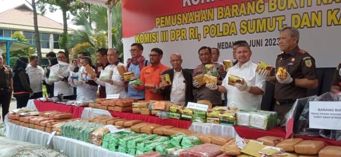 tim_komisi_iii_dpr_ri_ikut_pemusnahan_narkoba_di_polda_sumut