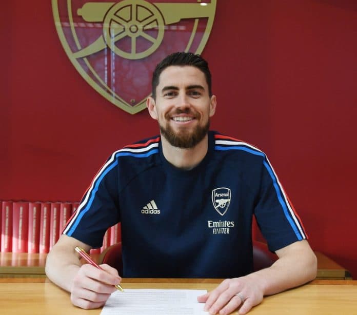 tinggalkan_chelsea_jorginho_resmi_berseragam_arsenal