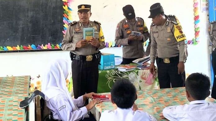 tingkatkan_keterampilan_siswa_polsek_indrapura_bagikan_buku_literasi_di_smpn_1_air_putih