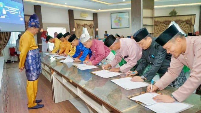 tingkatkan_kinerja_pejabat_pemkab_langkat_teken_pakta_integritas