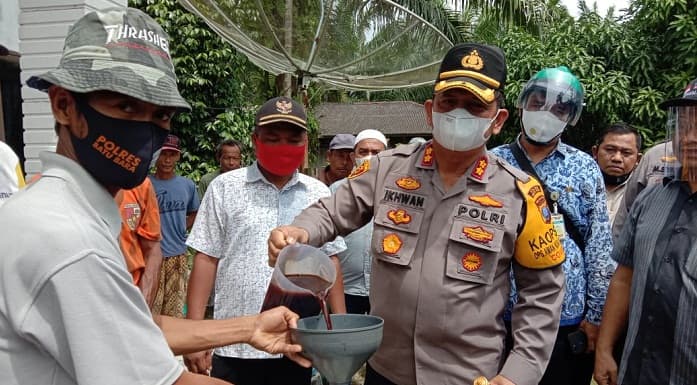 tingkatkan_produksi_gabah_kapolres_batu_bara_beri_pupuk_cair_kepada_petani