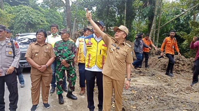 tinjau_lokasi_longsor_di_sibolangit_pj_gubernur_sebut_tembok_penahan_tebing_bakal_dibangun