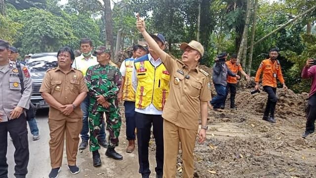 tinjau_lokasi_longsor_di_sibolangit_pj_gubernur_sebut_tembok_penahan_tebing_bakal_dibangun