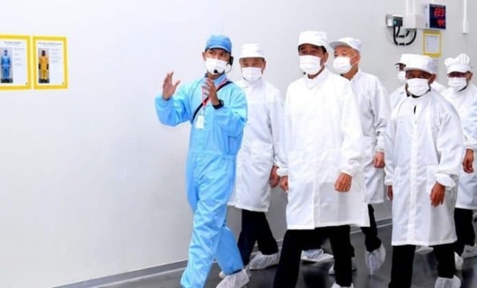 tinjau_pabrik_baterai_mobil_listrik_terbesar_di_asia_tenggara_jokowi_berproduksi_tahun_depan