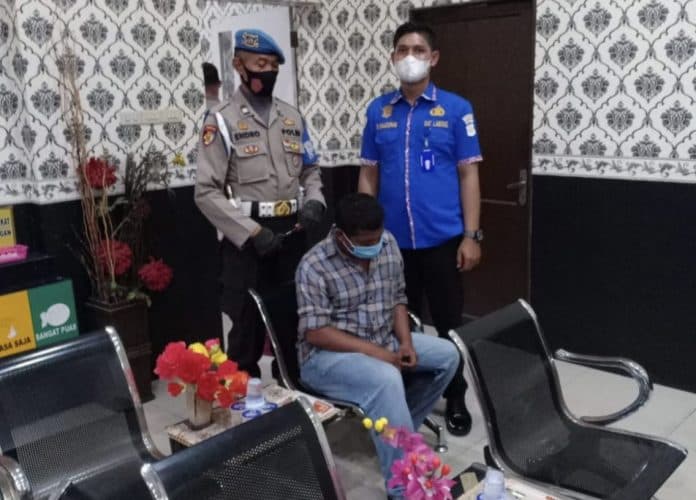 tipu_2_warga_calo_pembuatan_sim_diamankan_polisi