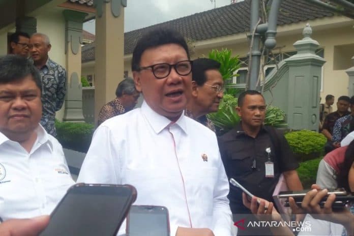 tjahjo_larang_penggunaan_cadar_bagi_asn_di_kemenpan_rb