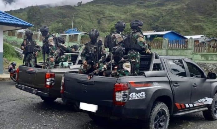 tni_bantu_polri_amankan_bentrok_antarpendukung_paslon_pilkada_di_puncak_jaya