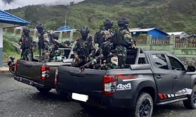 tni_bantu_polri_amankan_bentrok_antarpendukung_paslon_pilkada_di_puncak_jaya