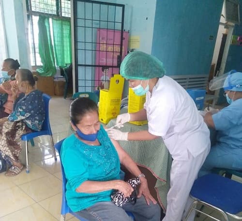 toba_lanjutkan_suntik_vaksin_dosis_2_lansia_dan_pelayan_publik