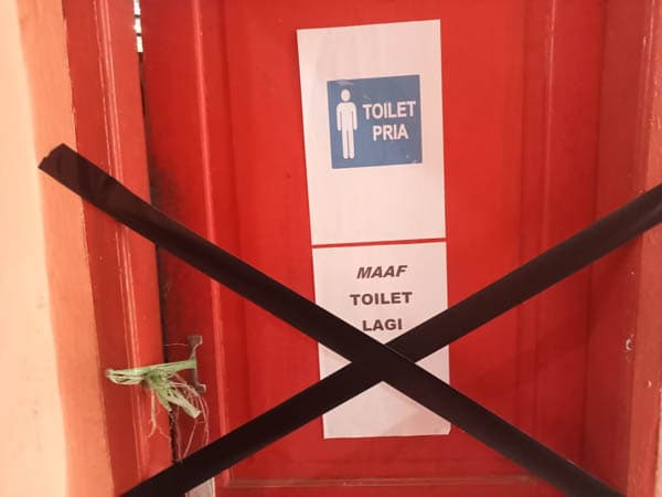 toilet_di_kantor_disdikpora_toba_tak_berfungsi_maksimal