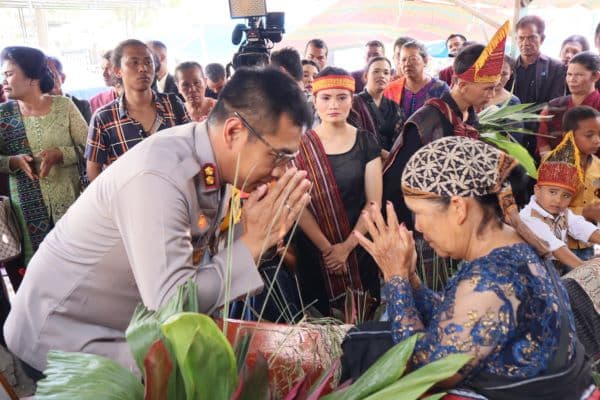 tokoh_adat_di_toba_meninggal_dunia_kapolres_melayat_ke_rumah_duka