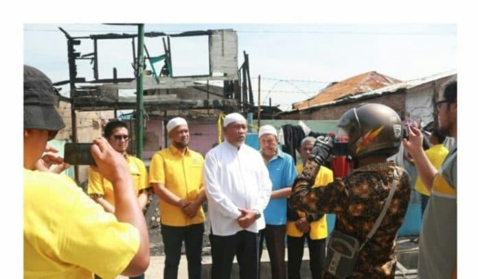 tokoh_masyarakat_dan_tokoh_pemuda_berikan_bantuan_untuk_korban_kebakaran_di_belawan