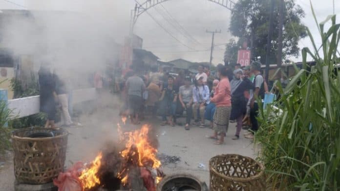 tolak_eksekusi_lahan_warga_desa_helvetia_blokir_jalan_dan_bakar_ban