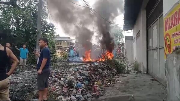 tolak_eksekusi_lahan_warga_jalan_serbaguna_helvetia_bakar_ban