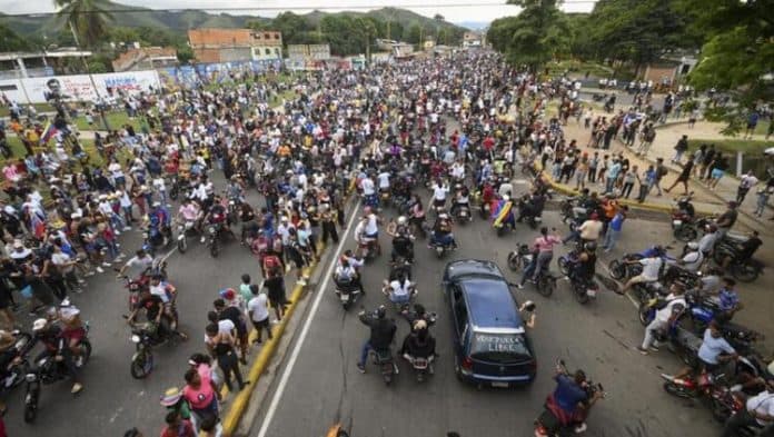 tolak_hasil_pemilu_venezuela_pendemo_ditembakkan_gas_air_mata