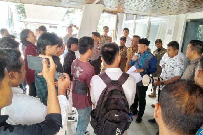tolak_hasil_pilkades_massa_gempas_geruduk_dprd_padangsidimpuan