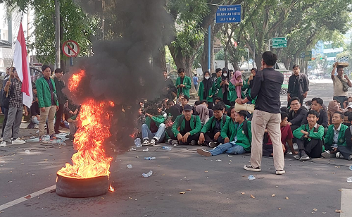 tolak_kenaikan_bbm_puluhan_mahasiswa_bakar_ban_di_dprd_sumut