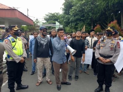 tolak_kenaikan_harga_bbm_aliansi_masyarakat_tebing_tinggi_geruduk_kantor_dprd
