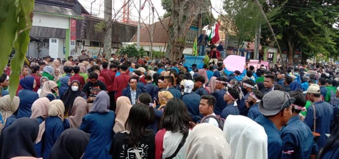 tolak_kenaikan_harga_bbm_ribuan_mahasiswa_padati_gedung_dprd_padangsidimpuan