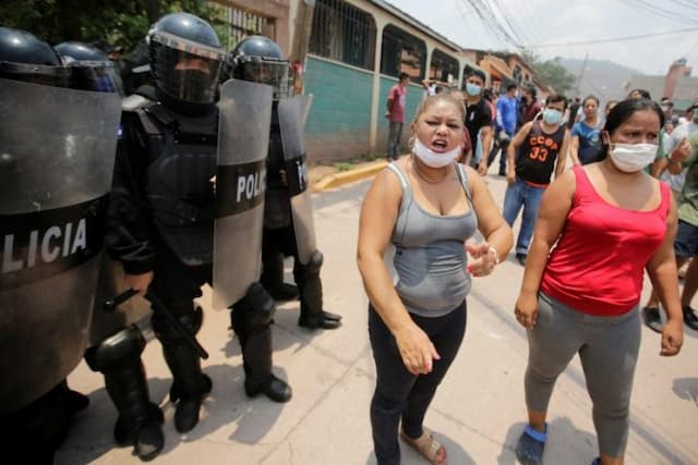 tolak_pemakaman_covid_19_warga_honduras_bentrok_dengan_polisi
