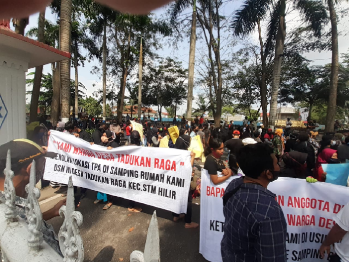 tolak_pembangunan_tpa_ratusan_warga_geruduk_kantor_bupati_deli_serdang