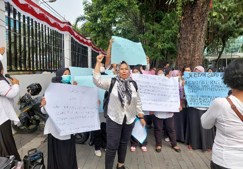 tolak_pemecatan_semena_mena_puluhan_guru_honorer_unjuk_rasa_di_dprd_medan