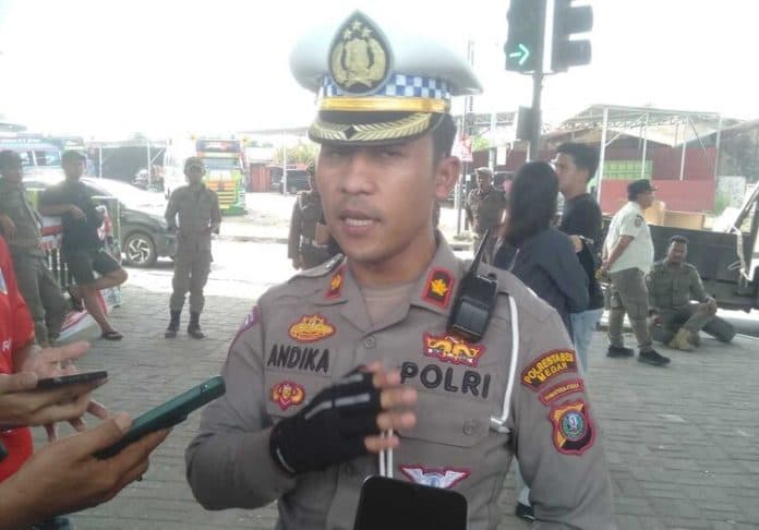 tolak_penertiban_pool_bus_di_jalan_jamin_ginting_sopir_bus_berdemo