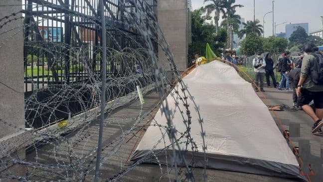 tolak_pengesahan_rkuhp_disambut_kawat_berduri_massa_pasang_tenda_di_gedung_dpr