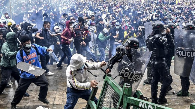tolak_reformasi_pajak_aksi_demo_ribuan_warga_ricuh