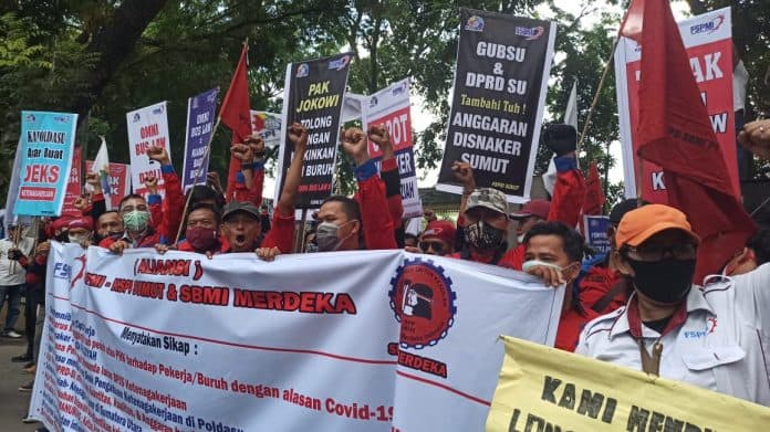 tolak_ruu_cipta_kerja_ratusan_buruh_demo_dprd_sumut