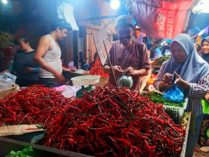 tomat_dan_bawang_putih_di_pasar_dwikora_naik_signifikan