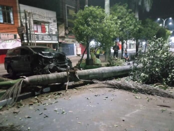 toyota_innova_tabrak_pohon_hingga_tumbang_di_jalan_jamin_ginting_medan