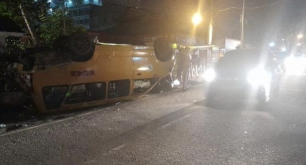 toyota_raize_hantam_angkot_hingga_terbalik_8_orang_luka_luka