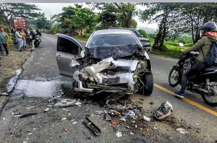 toyota_yaris_vs_truk_laga_kambing_di_jalinsum_batu_bara_1_tewas