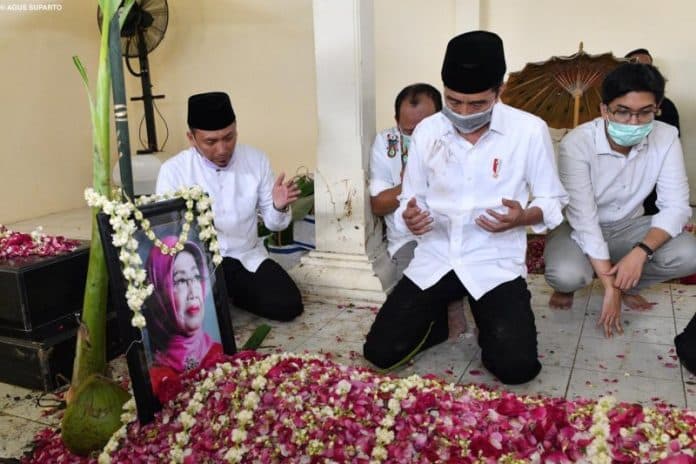 tradisi_brobosan_digelar_saat_pemakaman_ibunda_jokowi
