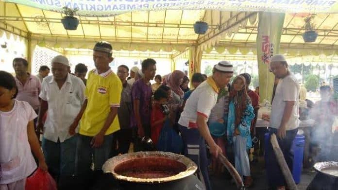 tradisi_pembagian_bubur_pedas_di_masjid_raya_al_mashun_medan_ditiadakan