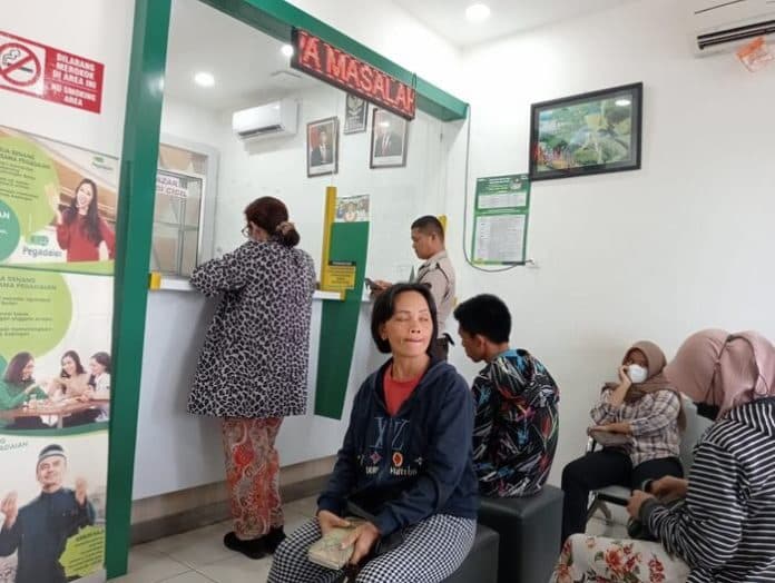 transaksi_uang_tunai_diberhentikan_nasabah_pegadaian_cemara_mengeluh