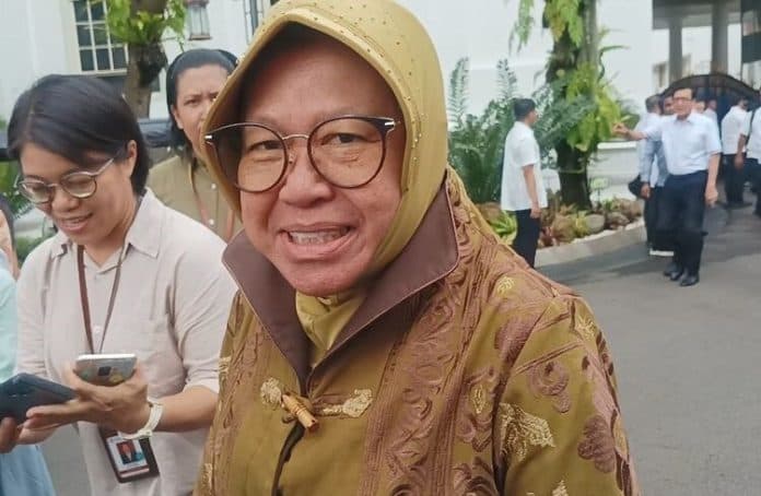 tri_rismaharini_beberkan_anggaran_kemensos_rp407_miliar_diblokir