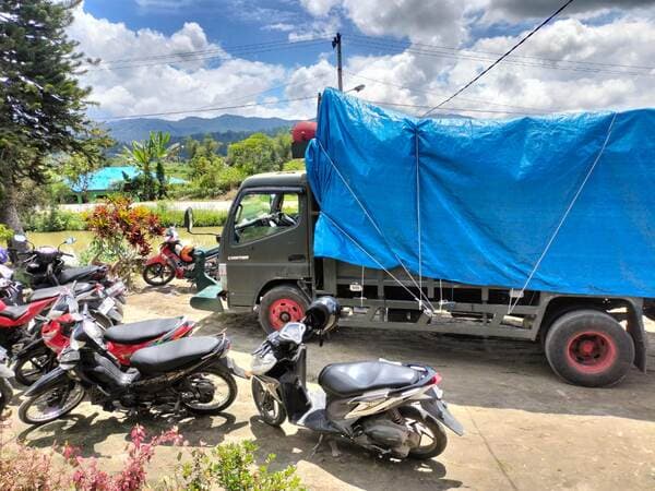 truk_berisi_paket_sembako_parkir_di_rumah_kasatpol_pp_taput_diduga_untuk_pemenangan_pilkada