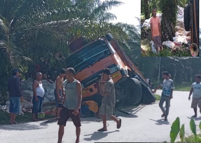 truk_bermuatan_30_ton_pupuk_subsidi_terguling_di_desa_sei_bulu_sergei