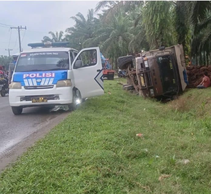 truk_bermuatan_nyungsep_ke_parit_di_ruas_jalan_tebing_tinggi_pamela