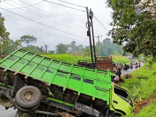 truk_bermuatan_sawit_terperosok_di_janggirleto_simalungun