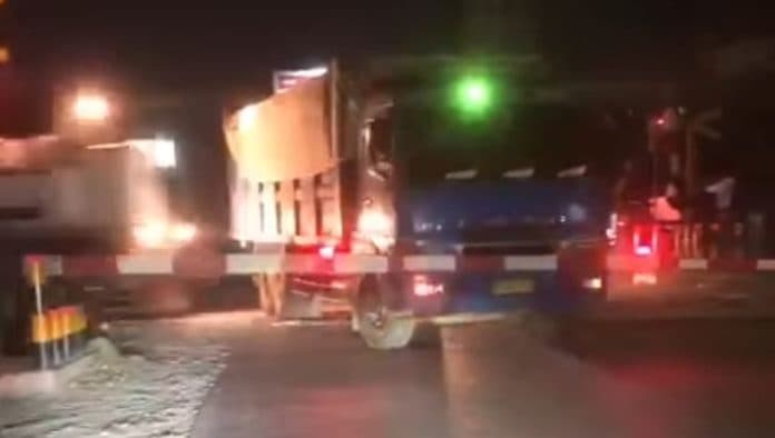 truk_colt_diesel_ditabrak_kereta_api_usai_terhenti_di_perlintasan_rel