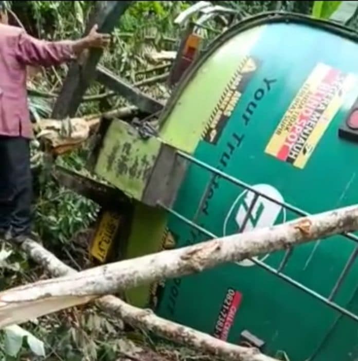 truk_cpo_masuk_jurang_kernet_kritis_dan_sopir_meninggal