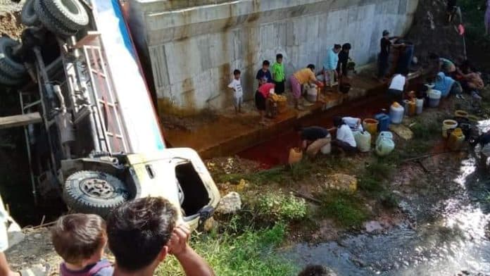truk_cpo_terperosok_ke_sungai_di_langkat_warga_panen_minyak_mentah