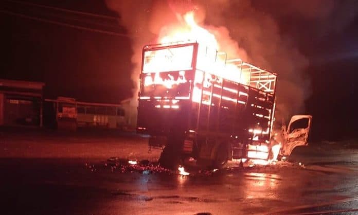 truk_ekspedisi_terbakar_di_jalinsum_batunadua_kerugian_ratusan_juta