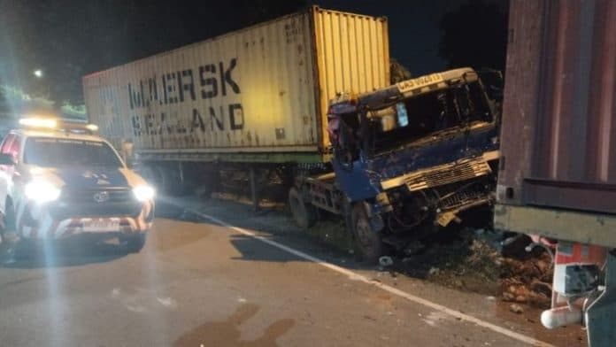 truk_kontainer_hantam_dua_mobil_di_pintu_keluar_tol_belawan_tanjung_mulia