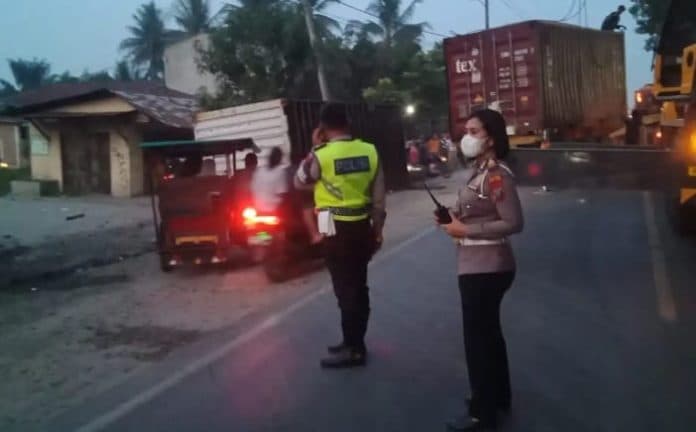 truk_kontainer_terguling_di_jalinsum_tebing_tinggi_lalu_lintas_macet_4_jam