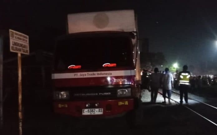 truk_logistik_kpu_sergai_ditabrak_kereta_api_di_perbaungan