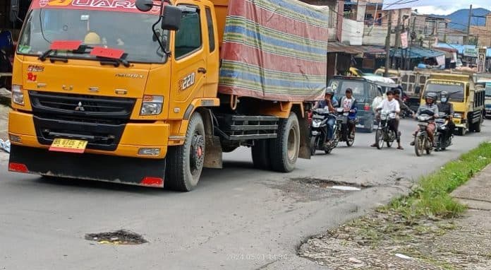 truk_over_tonase_bebas_melintas_di_jalan_kelas_iii_c_kadishub_dairi_kami_tak_melakukan_penertiban